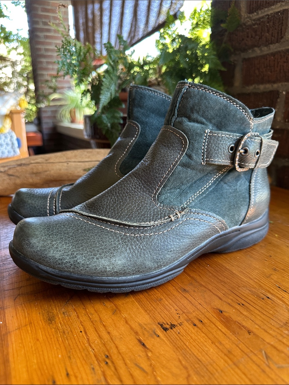 Earth Origins Dayton forest green leather/suede side zip comfort boot. Size 10